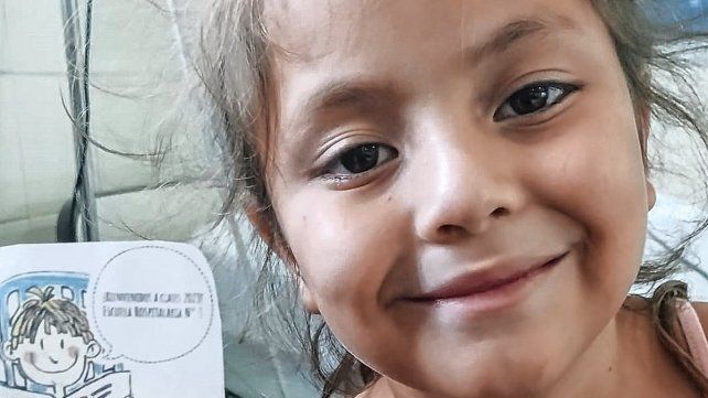 Educación. Hospitalaria recibe Yanira en el Hospital Gutiérrez. La seño le lee cuentos y la estimula a estudiar.