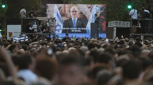 Una multitud se solidarizó en Caba con Israel y otra marcha apoyó a Palestina