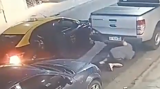 En el video se ve claramente como el taxi estaciona para que la persona que está ubicada en el asiento de atrás puede concretar el robo