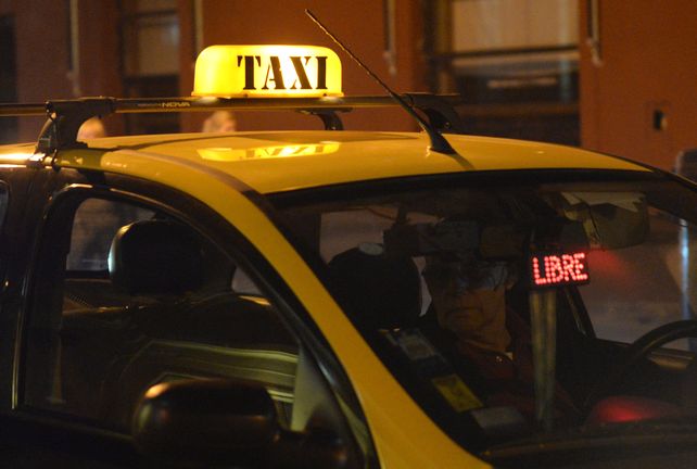 Un taxista discutió con su pasajero y lo golpeó con un fierro en la cabeza