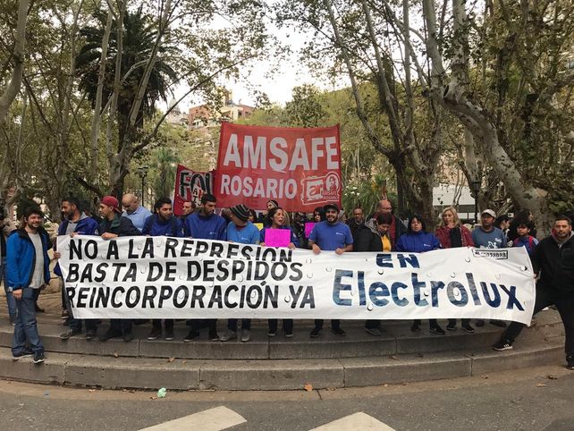 Los trabajadores de Electrolux marcharon por la ciudad para decir basta de despidos y no a la represión.&nbsp;