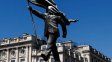 aparecio una misteriosa estatua de banksy en el centro de londres