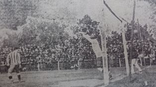 Ocasión del segundo gol anotado por Miguel Faivre a los 8 minutos del primer tiempo para los rosarinos.&nbsp;