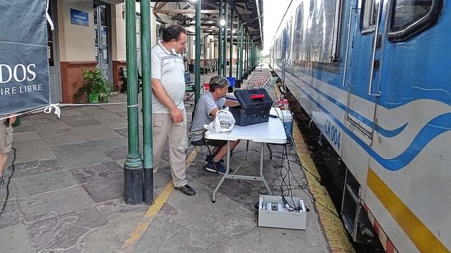 Leandro Alemjunto a un grupo de radioaficionados en una activación en la estación delferrocarril