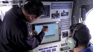Revisan la identidad de cuatro personas a bordo del avión malayo desaparecido