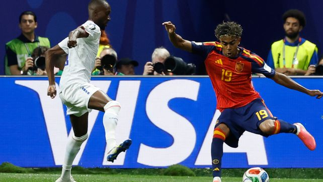 España no pudo. Yamil Yamal maniobra ante la férrea defensa de Cabo Verde.
