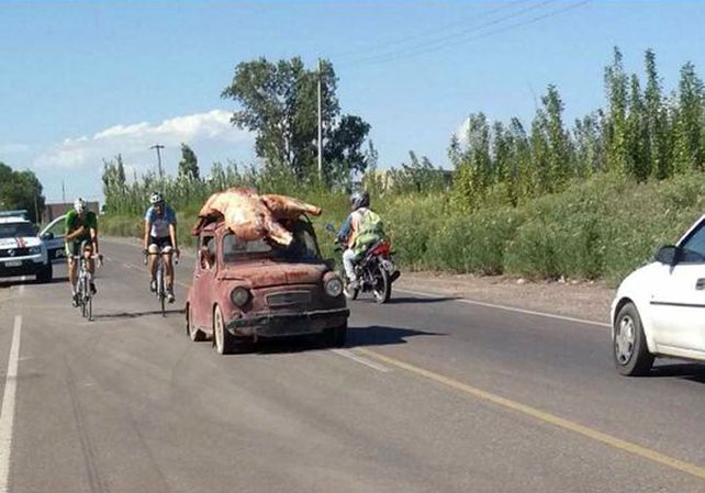 Así saqueaban un camión que transportaba carne y por esquivar una moto, volcó