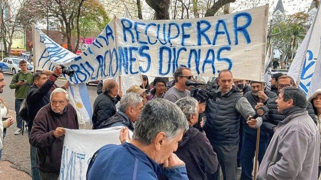 La protesta de los jubilados se lleva a cabo todos los miércoles en plaza 25 de Mayo.