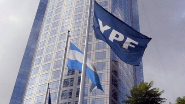El acuerdo logro alcanzado por YPF redunda en una refinanciación temprana de pagos de capital e interés acumulado hasta diciembre de 2022 por un total de 630 millones de dólares.