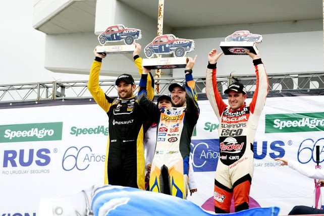 En el podio. Los tres primeros clasificados en una carrera por la Copa de Oro de la presente temporada.