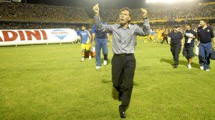 Brazos en alto. Miguel Russo festeja el triunfo ante Boca por 2 a 0 en el&nbsp; Clausura 2009, en lo que fue el arranque de su tercer ciclo.