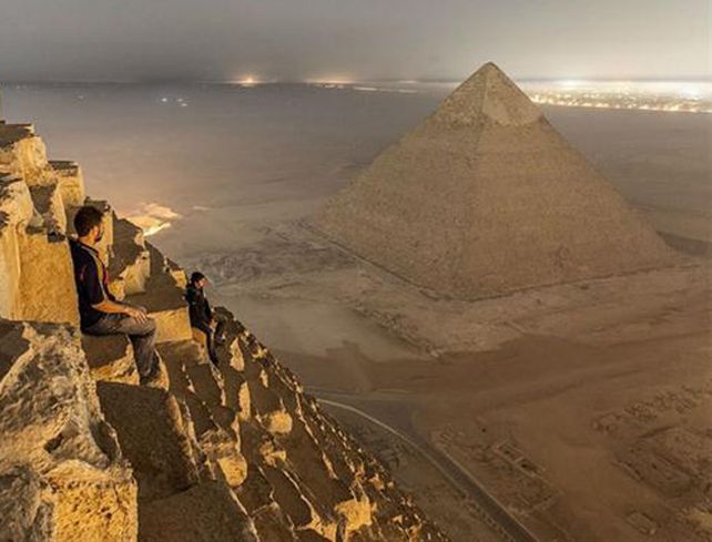 Tres rusos burlaron las medidas de seguridad y treparon hasta la cima de las pirámides de Egipto