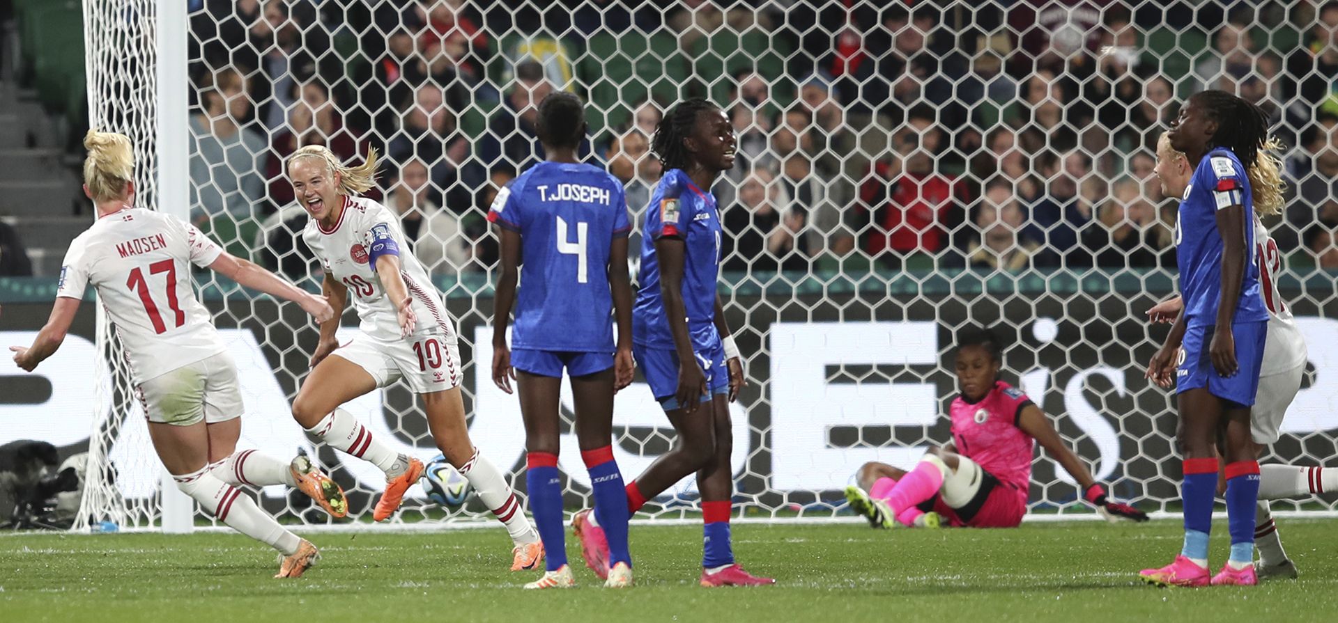 Pernille Harder de Dinamarca, celebra después de anotar el primer gol de su equipo durante el partido de fútbol del Grupo D de la Copa Mundial Femenina entre Haití y Dinamarca en Perth, Australia, el martes 1 de agosto de 2023. (Foto AP/Gary Day) Pernille Harder de Dinamarca, celebra después de anotar el primer gol de su equipo durante el partido de fútbol del Grupo D de la Copa Mundial Femenina entre Haití y Dinamarca en Perth, Australia, el martes 1 de agosto de 2023. (Foto AP/Gary Day)