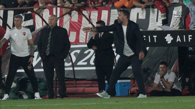 Cristian Fabbiani da indicaciones durante el partido del último viernes ante Barracas Central