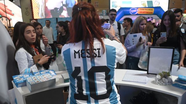 Los cracks de fútbol Lionel Messi y Ángel Di María son la carta de presentación de la ciudad en la Feria de Turismo.