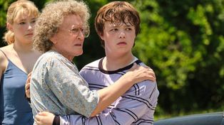 Glenn Close interpreta a un mujer endurecida por la vida, pero decidida a ayudar a su nieto a no repetir errores familiares.