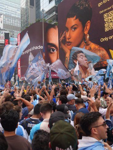 Nueva York se tiñó de celeste y blanco: miles de argentinos coparon Times Square en la previa de la final