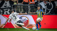 Jaminton Campaz intenta superar la marca del defensor de Corinthans.
