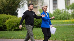 El presidente ucraniano camina junto a la titular de la Comisión Europea, Ursula von der Leyen, esta semana en Kiev.