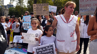 Ana Ugarte, directora de la escuela Nº84, y un grupo de padres y alumnos fueron parte del acto este martes en la plaza San Martín.&nbsp;