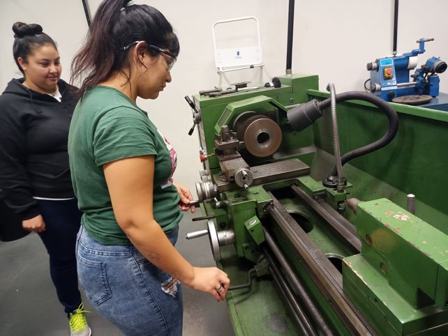 En el torno. La capacitación en mecánica para jóvenes de entre 18 y 30 años es una de las actividades más elegidas por su salida laboral.