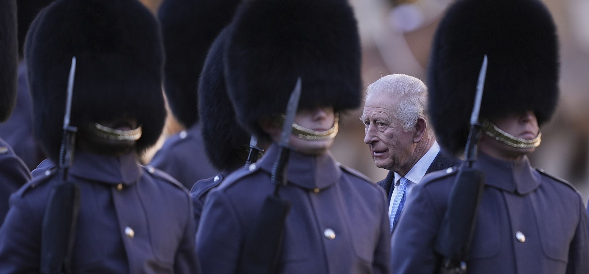 El rey Carlos III de Gran Bretaña pasa revista a la guardia de honor durante una ceremonia de bienvenida al presidente alemán Frank-Walter Steinmeier en el Castillo de Windsor, Inglaterra, el miércoles 3 de diciembre de 2025. (Andrew Matthews/Pool Photo vía AP) El rey Carlos III de Gran Bretaña pasa revista a la guardia de honor durante una ceremonia de bienvenida al presidente alemán Frank-Walter Steinmeier en el Castillo de Windsor, Inglaterra, el miércoles 3 de diciembre de 2025. (Andrew Matthews/Pool Photo vía AP)