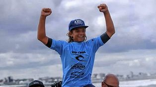 Valentino Zazzeri, de 14 años, el ganador más joven de la historia del torneo de surf.