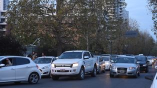 Extremo movimiento. Autos embotellados en el parque Scalabrini Ortiz.