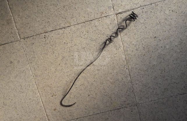 La ganzua que utilizaron los delincuentes para ingresar al domicicilio.