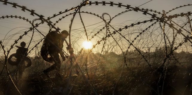 Ingenieros de la 24ª brigada mecanizada instalando alambre de púas a lo largo de la línea del frente en Donetsk, Donetsk, Ucrania. Fotografía: Servicio de prensa de la 24ª brigada mecanizada/AFP/Getty Images