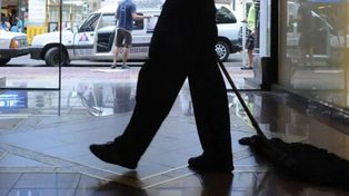 Un fallo laboral ratificó el despido de un portero por espiar a los propietarios