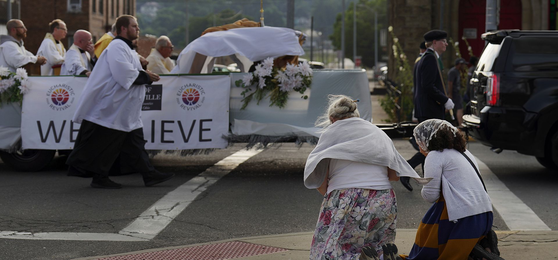 Fieles católicos se arrodillan mientras la Eucaristía pasa en procesión en el centro de Steubenville, Ohio, el viernes 21 de junio de 2024. Este y otros eventos del fin de semana fueron parte de la Peregrinación Eucarística Nacional, que concluirá en el Congreso Eucarístico Nacional en Indianápolis a mediados de julio, el celebrado por primera vez en más de 80 años. (Foto AP/Jessie Wardarski) Fieles católicos se arrodillan mientras la Eucaristía pasa en procesión en el centro de Steubenville, Ohio, el viernes 21 de junio de 2024. Este y otros eventos del fin de semana fueron parte de la Peregrinación Eucarística Nacional, que concluirá en el Congreso Eucarístico Nacional en Indianápolis a mediados de julio, el celebrado por primera vez en más de 80 años. (Foto AP/Jessie Wardarski)
