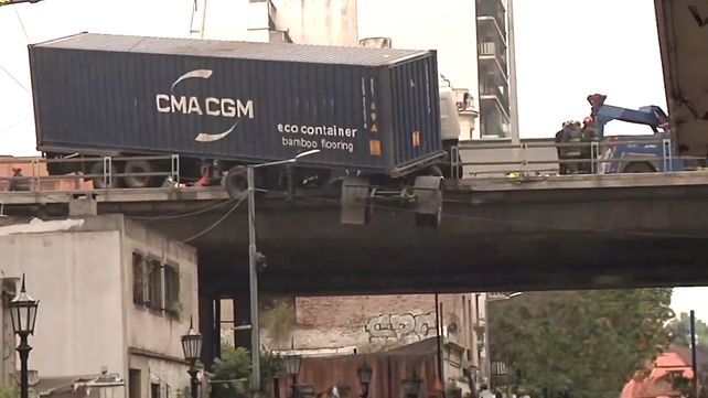 Un camión quedó colgado en la autopista 25 de mayo y se llevó a cabo un operativo para evitar su caída.