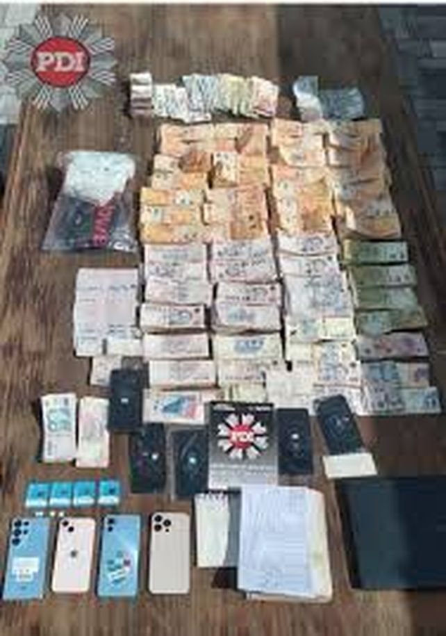 Parte del dinero y lo secuestrado en Alcorta