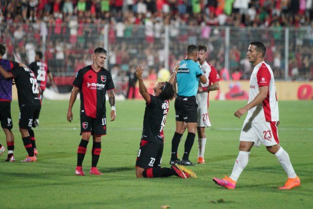 Michael Hoyos festeja su gol ante Independiente