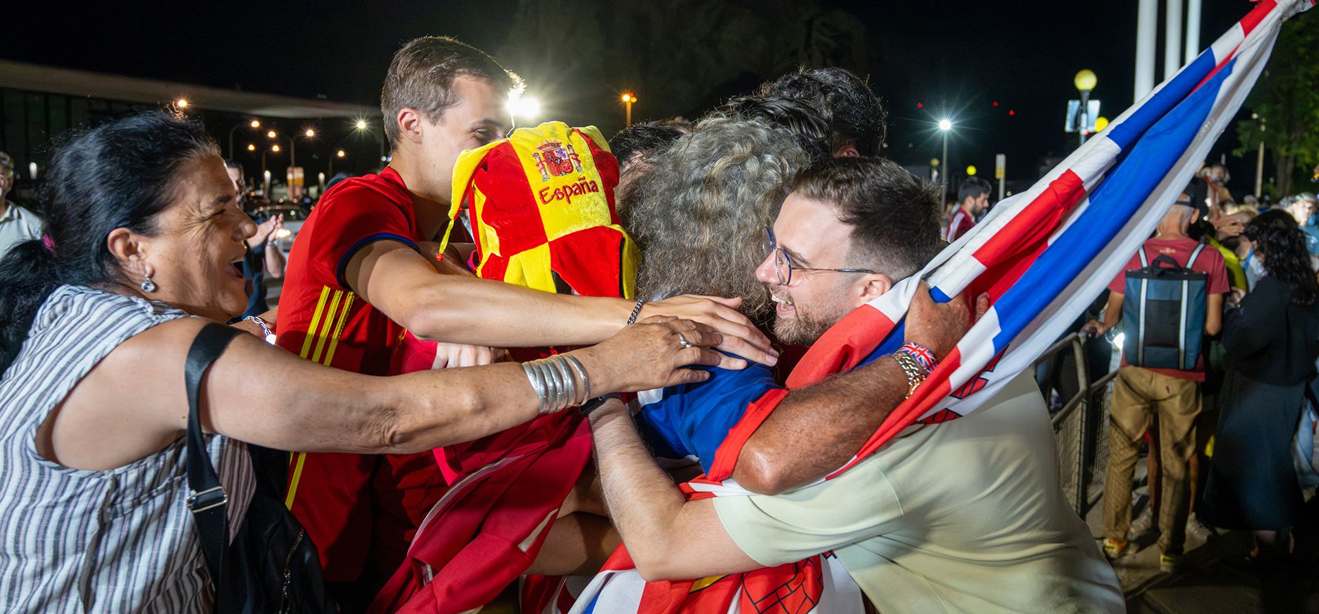 Ciudadanos británicos y españoles celebran la exención de pasaportes tras la entrada en vigor del nuevo tratado entre la UE y el Reino Unido en el paso fronterizo entre Gibraltar y España, en La Línea de la Concepción, España, el miércoles 15 de julio de 2026. (Foto AP/Marcos Moreno) Ciudadanos británicos y españoles celebran la exención de pasaportes tras la entrada en vigor del nuevo tratado entre la UE y el Reino Unido en el paso fronterizo entre Gibraltar y España, en La Línea de la Concepción, España, el miércoles 15 de julio de 2026. (Foto AP/Marcos Moreno)