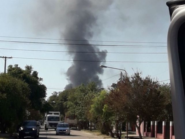 Negro. Una densa columna de humo se podía divisar desde varias cuadras.