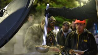 Las rondas nocturnas de los excombatientes son una de las formas en que llega la asistencia alimentaria durante el invierno.