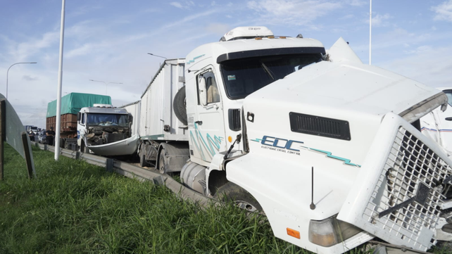 Choque en cadena. Los dos camiones que cerraron la hilera de vehículos que colisionaron en la autopista a Santa Fe