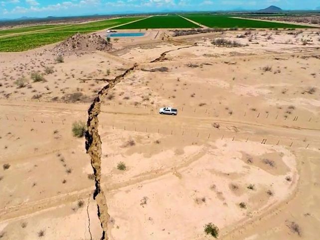 Una enorme grieta de un kilómetro apareció en Hermosillo, México