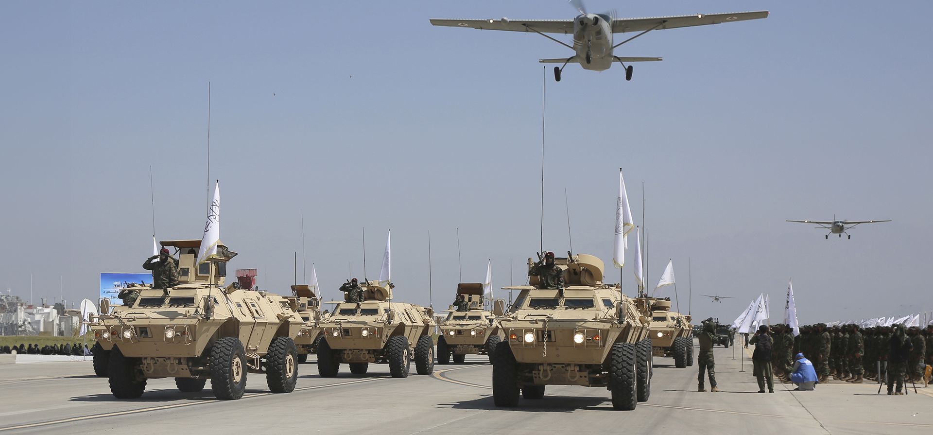 Vehículos militares de Taiban se exhiben durante un desfile militar para conmemorar el tercer aniversario de la retirada de las tropas lideradas por Estados Unidos de Afganistán, en la base aérea de Bagram, en la provincia de Parwan, Afganistán, el miércoles 14 de agosto de 2024. (Foto AP/Siddiqullah Alizai) Vehículos militares de Taiban se exhiben durante un desfile militar para conmemorar el tercer aniversario de la retirada de las tropas lideradas por Estados Unidos de Afganistán, en la base aérea de Bagram, en la provincia de Parwan, Afganistán, el miércoles 14 de agosto de 2024. (Foto AP/Siddiqullah Alizai)