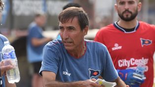 El DT. Juan Rossi deberá buscar el jugador que sea el generador de fútbol en el mediocampo charrúa.&nbsp;