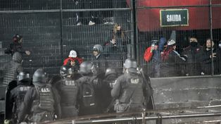 Los incidentes en cancha de Colón profundizan la crisis que atraviesa la institución.
