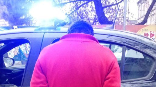 Lo denunciaron por exhibir sus genitales en barrio Echesortu y tenía pedido de captura