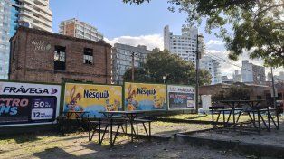 Parque España: Bonafide desembarca junto a un restaurante en plena costa central