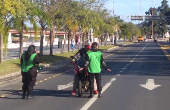 Tras 64 días de aislamiento, los santafesinos volvieron a caminar por la costanera de una forma inusual