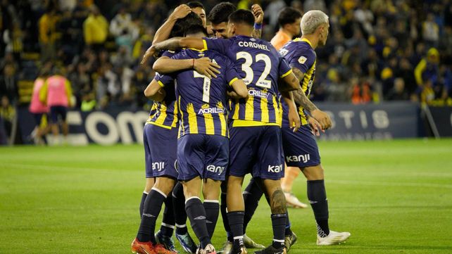 El festejo de los jugadores de Central frente al puntero Vélez
