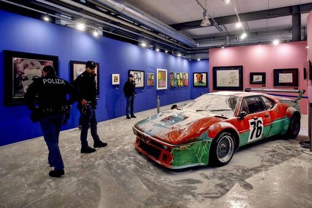 Activistas ecológicos lanzaron ocho kilos de harina sobre un auto pintado por Warhol
