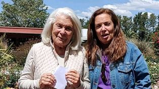 Madre e hija en San Pedro, la ciudad que vio nacer a César Mascetti.&nbsp;