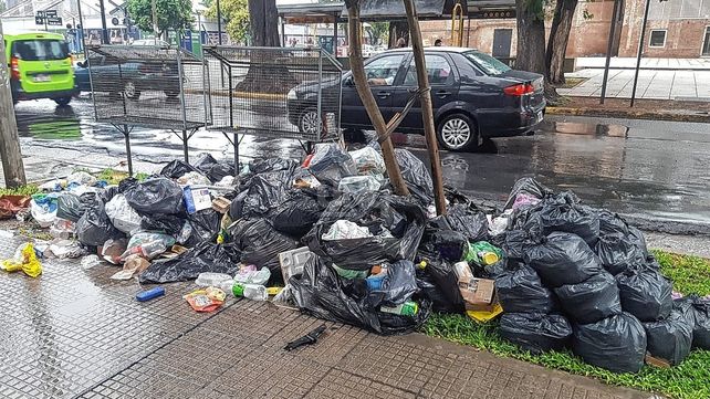 Ciudad con basura: estas bolsas están hace semanas frente al Molino Fábrica Cultural y a metros de Bulevar Gálvez.&nbsp;